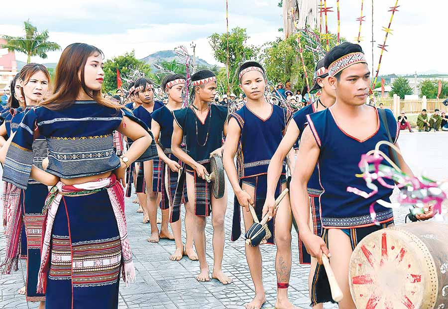  Các nghệ nhân trình diễn cồng chiêng tại Ngày hội Du lịch Kbang năm 2019. Ảnh: Đ.T