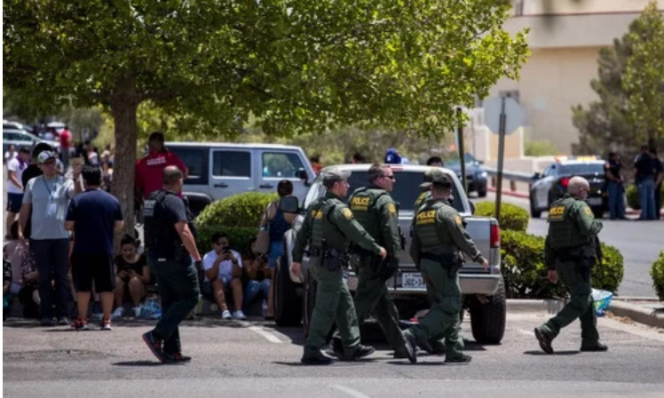 Cảnh sát được triển khai tới hiện trường xả súng hôm 3/8. (Ảnh: AFP)