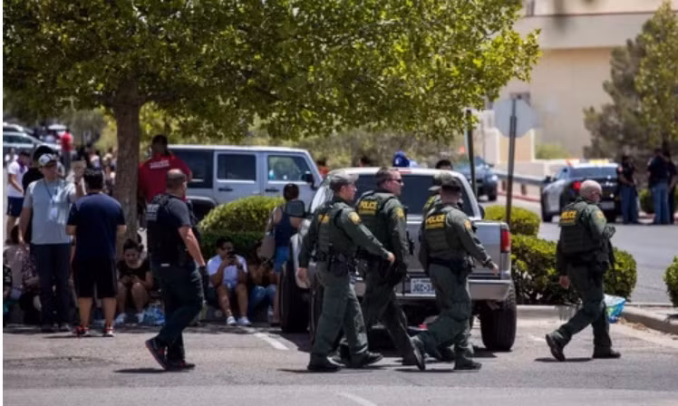 Cảnh sát được triển khai tới hiện trường xả súng hôm 3/8. (Ảnh: AFP)