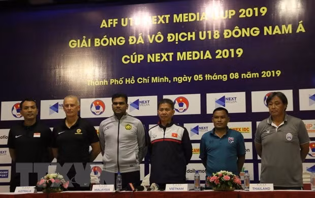 Huấn luyện viên các đội bảng B gồm các đội Việt Nam, Campuchia, Australia, Thái Lan, Singapore, Malaysia chia sẻ thông tin về công tác tập luyện chuẩn bị cho giải đấu. (Ảnh: Xuân Dự/TTXVN)