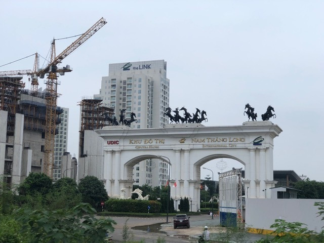  Theo cư dân khu đô thị Ciputra, từ việc xin ý kiến điều chỉnh quy hoạch lần này, cư dân lại phát lộ ra việc chủ đầu tư đã nhiều lần xin điều chỉnh quy hoạch nhiều ô đất mà không lấy ý kiến người dân.