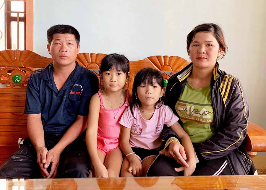 Niềm mong mỏi của anh Phong và chị Yến là 2 đứa con gái luôn được khỏe mạnh. Ảnh: P.V  Niềm mong mỏi của anh Phong và chị Yến là 2 đứa con gái luôn được khỏe mạnh. Ảnh: P.V