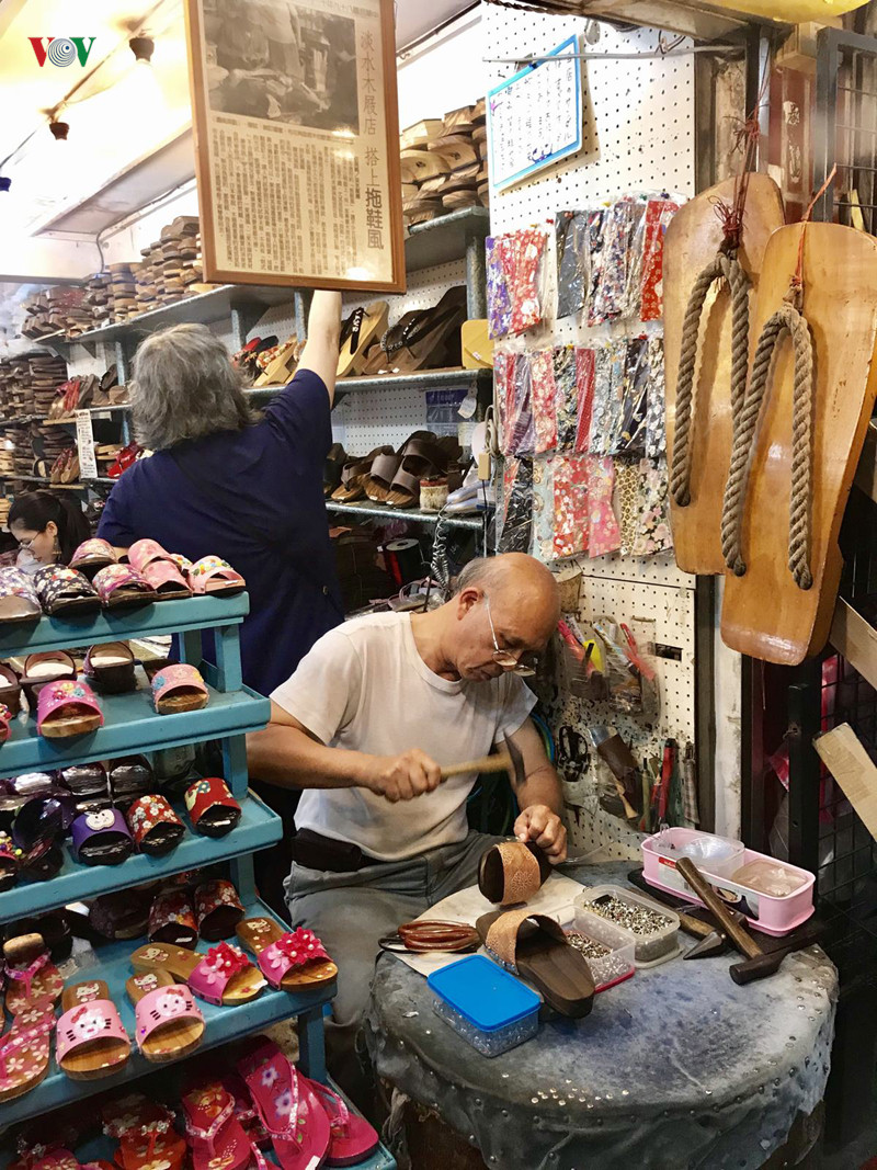 Vô tình lạc vào một cửa hiệu guốc mộc made in Taiwan có từ những năm 80, chúng tôi đã chọn được một đôi cho cô bạn thân nhân dịp sinh nhật lần thứ 28. Đôi vợ chồng già chủ cửa hiệu tỉ mẩn, chăm chút từng tí cho sản phẩm của mình và chiều khách hàng hết sức khi liên tục mang các loại mẫu mã cho khách chọn lựa, tư vấn kĩ lưỡng, rồi tháo ra đóng vào đến cả chục lần cho tới khi chúng tôi hài lòng mới thôi. Quả thật, nghệ thuật bán hàng của người Đài Loan đáng nể phục và đáng học hỏi. Vô tình lạc vào một cửa hiệu guốc mộc made in Taiwan có từ những năm 80, chúng tôi đã chọn được một đôi cho cô bạn thân nhân dịp sinh nhật lần thứ 28. Đôi vợ chồng già chủ cửa hiệu tỉ mẩn, chăm chút từng tí cho sản phẩm của mình và chiều khách hàng hết sức khi liên tục mang các loại mẫu mã cho khách chọn lựa, tư vấn kĩ lưỡng, rồi tháo ra đóng vào đến cả chục lần cho tới khi chúng tôi hài lòng mới thôi. Quả thật, nghệ thuật bán hàng của người Đài Loan đáng nể phục và đáng học hỏi.