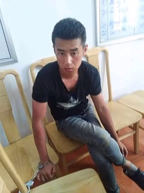  Một trong 3 đối tượng nghi sát hại tài xế taxi bị công an Sơn La bắt giữ.