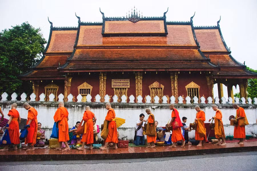  Khung cảnh ấn tượng mà mỗi ngày ở Luang tôi đều chờ đợi: lễ khất thực