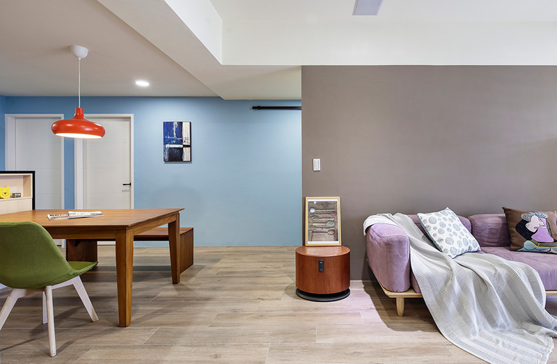 Nền gỗ của nhà chẳng thể lạc điệu với không gian mà ngược lại còn tạo nên sự liên kết đặc biệt với nội thất gỗ sáng màu trong nhà. Nền gỗ của nhà chẳng thể lạc điệu với không gian mà ngược lại còn tạo nên sự liên kết đặc biệt với nội thất gỗ sáng màu trong nhà.