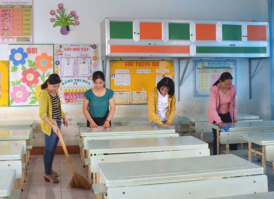 Giáo viên Trường Tiểu học Võ Thị Sáu (thị trấn Chư Ty, huyện Đức Cơ) vệ sinh lớp học chuẩn bị cho năm học mới. Ảnh: T.T Giáo viên Trường Tiểu học Võ Thị Sáu (thị trấn Chư Ty, huyện Đức Cơ) vệ sinh lớp học chuẩn bị cho năm học mới. Ảnh: T.T
