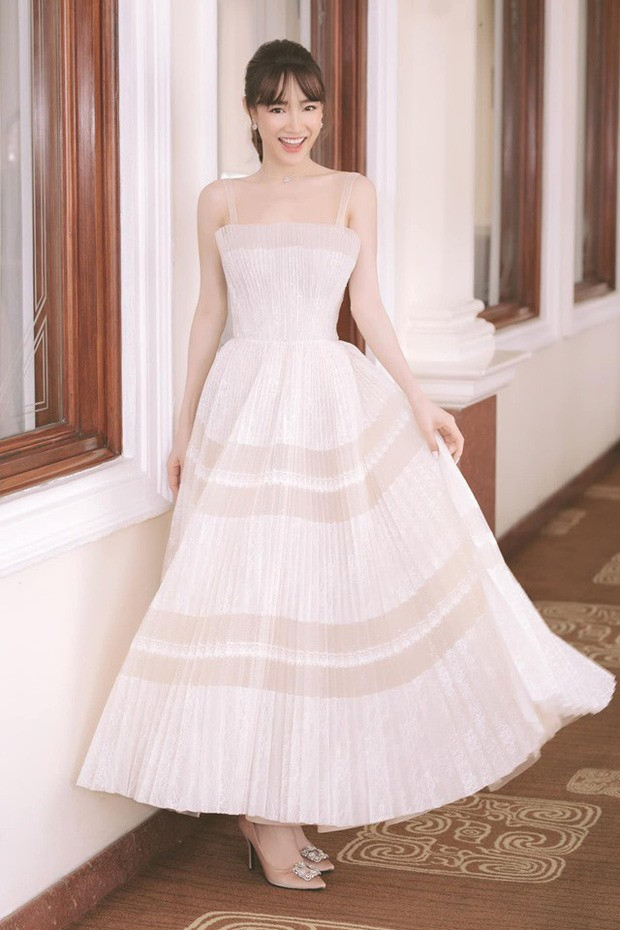  Bộ trang phục gợi cảm, khoe trọn vẻ đẹp “mòn con mắt” của nữ diễn viên “Tuổi thanh xuân“. Ảnh: NVCC