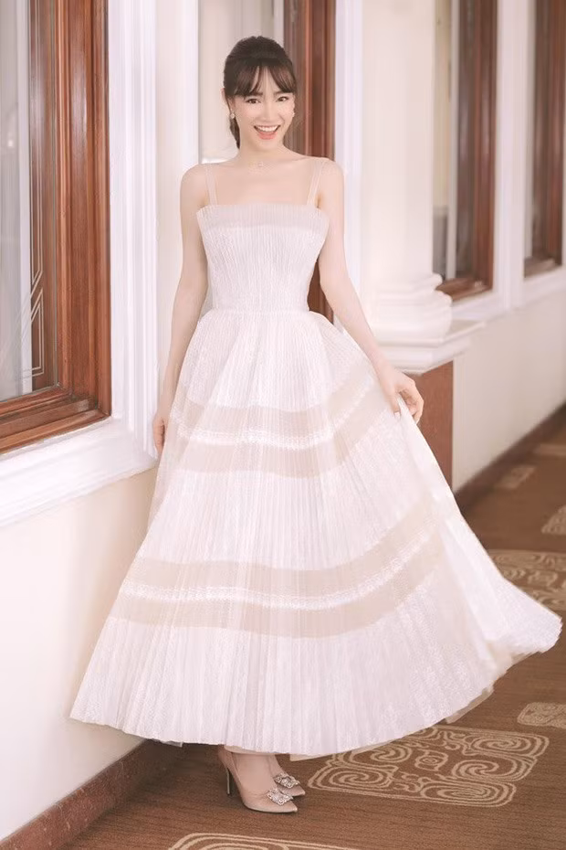  Bộ trang phục gợi cảm, khoe trọn vẻ đẹp “mòn con mắt” của nữ diễn viên “Tuổi thanh xuân“. Ảnh: NVCC