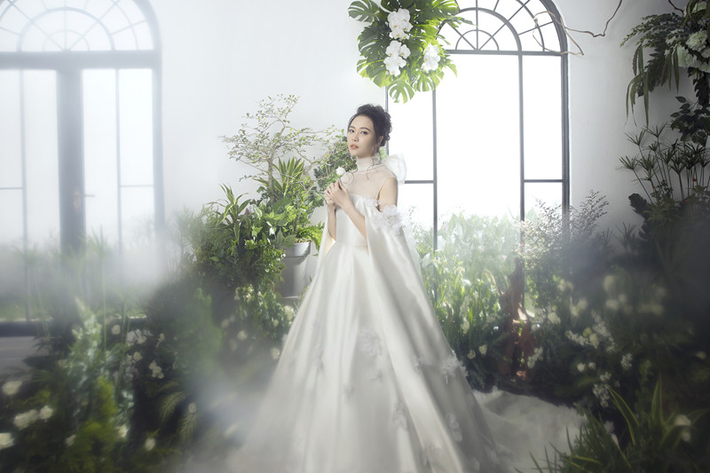 Chất liệu của chiếc váy là mikado 100% silk. Đây là chất liệu hàng đầu mà các nhà mốt danh tiếng sử dụng trong thiết kế váy cưới. Chất liệu của chiếc váy là mikado 100% silk. Đây là chất liệu hàng đầu mà các nhà mốt danh tiếng sử dụng trong thiết kế váy cưới.