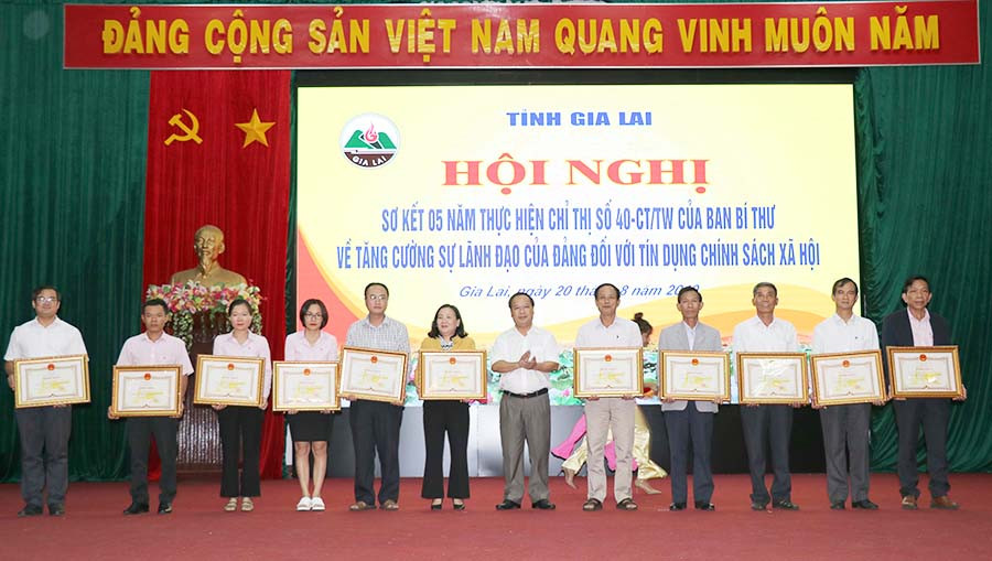 Phó Bí thư Tỉnh ủy Châu Ngọc Tuấn tặng bằng khen cho các tập thể có thành tích xuất sắc trong công tác chỉ đạo thực hiện Chỉ thị 40 của Ban Bí thư Trung ương Đảng. Ảnh: M.N