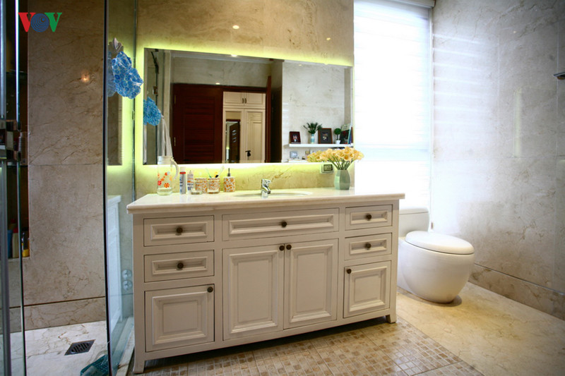  Bàn chậu rửa trong phòng vệ sinh cũng thống nhất phong cách
