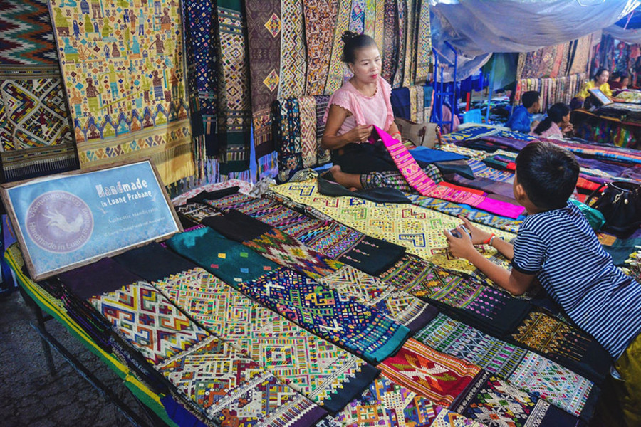  Chợ đêm của Luang đủ mọi món hàng lưu niệm bắt mắt, độc đáo và ẩm thực đường phố hấp dẫn
