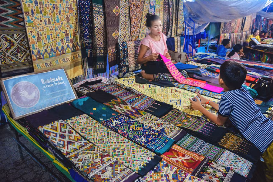  Chợ đêm của Luang đủ mọi món hàng lưu niệm bắt mắt, độc đáo và ẩm thực đường phố hấp dẫn