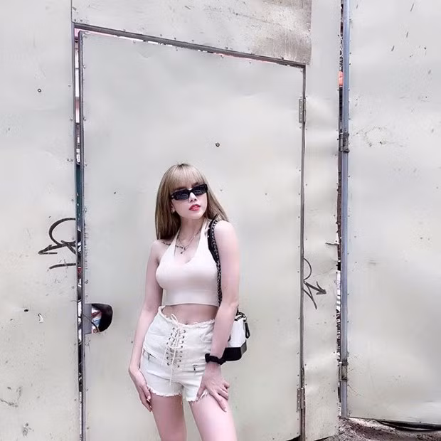 Cặp đôi crop top cổ yếm và quần shorts cạp cao màu sáng không những tô đậm nước da trắng sứ mà còn tôn lên 3 vòng gợi cảm của thiều Bảo Trâm.