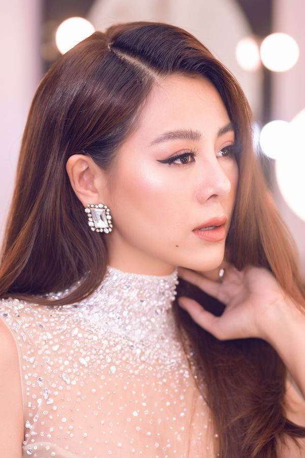 Nam Thư với đôi môi trễ nải cuốn hút