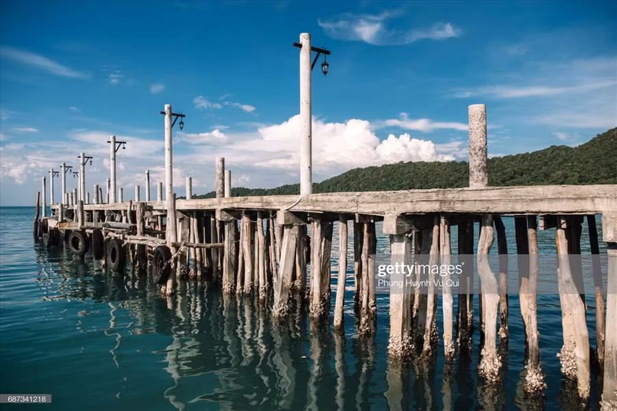  Những cây cầu cảng đâm thẳng ra biển để thuyền cập bến là đặc điểm nổi bật ở nơi đây. Có những cây cầu sẽ tốn phí chụp hình nhưng có những chỗ thì miễn phí hoàn toàn. Ảnh: Getty Images