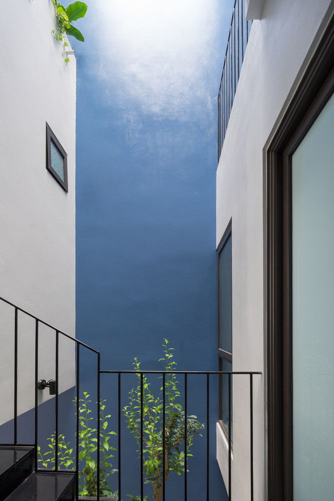 Hành lang mở, nhìn thấy khoảng giếng trời và sân vườn bên dưới. Hành lang mở, nhìn thấy khoảng giếng trời và sân vườn bên dưới.