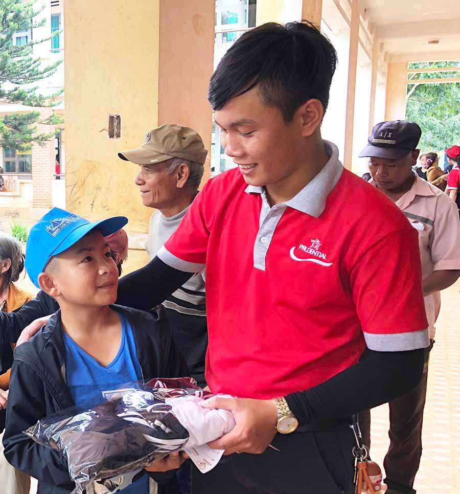  Đoàn từ thiện trao quần áo cho học sinh trước thềm năm học mới. Ảnh: N.T