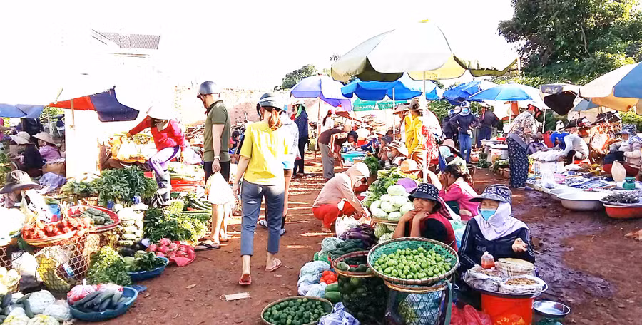 Người dân tập trung buôn bán trên đường Trường Sa. Ảnh: Hà Phương