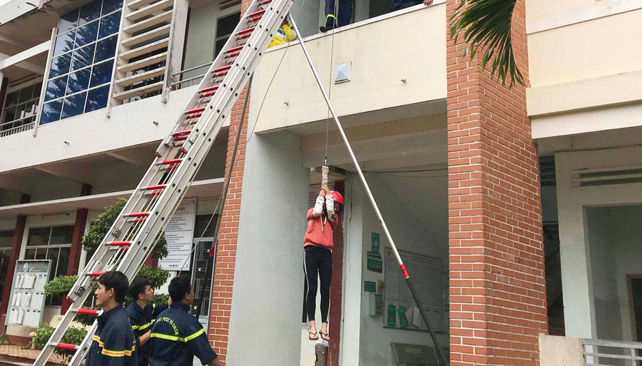 Các em trải nghiệm leo dây thoát hiểm. Ảnh: Hà Phương