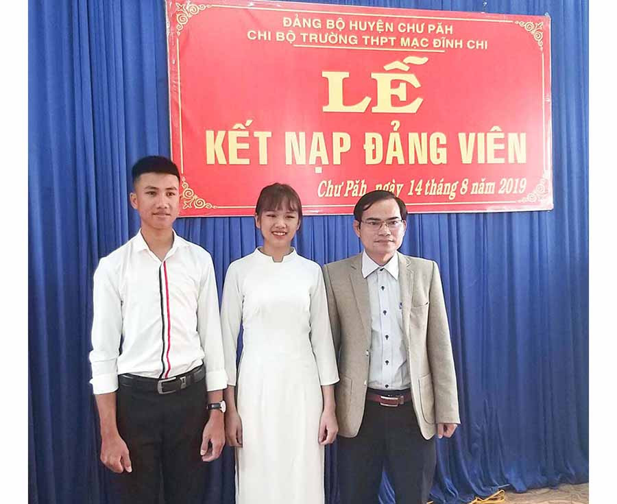 Lê Văn Trường (bìa trái) tại lễ kết nạp Đảng. Ảnh: T.D