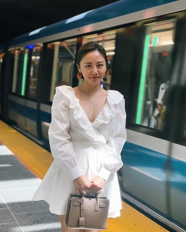 Văn Mai Hương dịu dàng như nàng thơ trong chiếc đầm trắng điểm bèo nhún, để lộ hờ hững bờ ngực đầy.