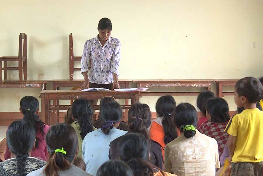  Chị Til-Chi hội trưởng chi hội Phụ nữ làng Bia Bre trong một buổi sinh hoạt chi hội. Ảnh: B.L