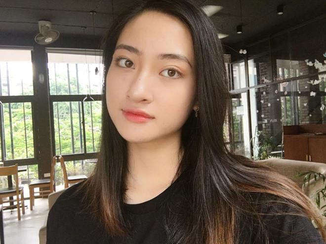  Lương Thùy Linh sinh năm 2000, đến từ Cao Bằng. Cô đang học tại Đại học Ngoại thương. Người đẹp cao 1,77 m với số đo ba vòng 88-68-92 (Ảnh: FBNV)