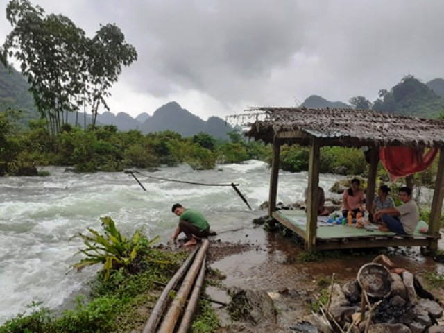 Du khách trải nghiệm tại thác Nặm Ngùa.