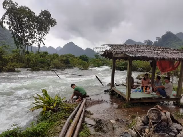 Du khách trải nghiệm tại thác Nặm Ngùa. Du khách trải nghiệm tại thác Nặm Ngùa.