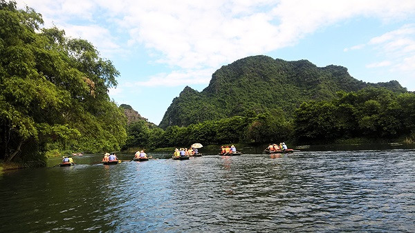  Để đi vào hành cung Vũ Lâm du khách theo dòng sông uốn lượn như lạc vào cõi tiên