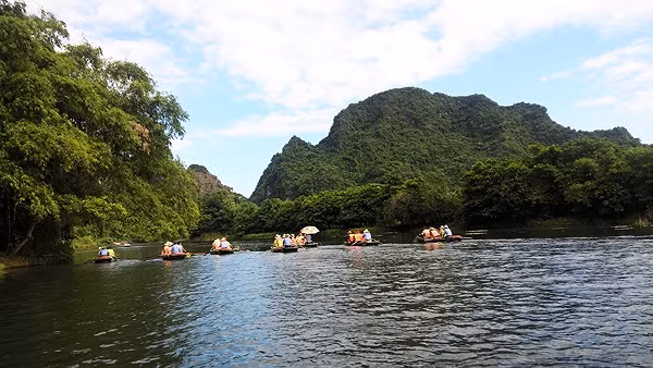  Để đi vào hành cung Vũ Lâm du khách theo dòng sông uốn lượn như lạc vào cõi tiên