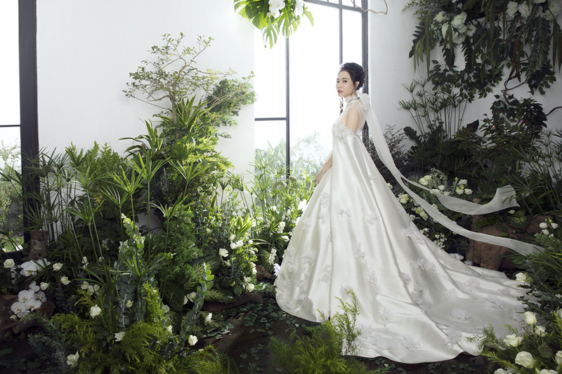 Để làm nên một chiếc váy cưới vừa ý mình nhất, Thu Trang đã ngỏ lời với NTK Trần Hùng đặt chiếc váy cưới này cho cô cách đây hơn một tháng. “Lần đầu thực hiện thiết kế một chiếc váy cưới, tôi rất hào hứng và tâm huyết. Mẫu váy cưới này được thực hiện hơn một tháng, trong thời gian này tôi cũng phải gác bỏ mọi đơn hàng để tập trung duy nhất cho mẫu thiết kế váy cưới đầu tiên này” - NTK Trần Hùng chia sẻ. Để làm nên một chiếc váy cưới vừa ý mình nhất, Thu Trang đã ngỏ lời với NTK Trần Hùng đặt chiếc váy cưới này cho cô cách đây hơn một tháng. “Lần đầu thực hiện thiết kế một chiếc váy cưới, tôi rất hào hứng và tâm huyết. Mẫu váy cưới này được thực hiện hơn một tháng, trong thời gian này tôi cũng phải gác bỏ mọi đơn hàng để tập trung duy nhất cho mẫu thiết kế váy cưới đầu tiên này” - NTK Trần Hùng chia sẻ.