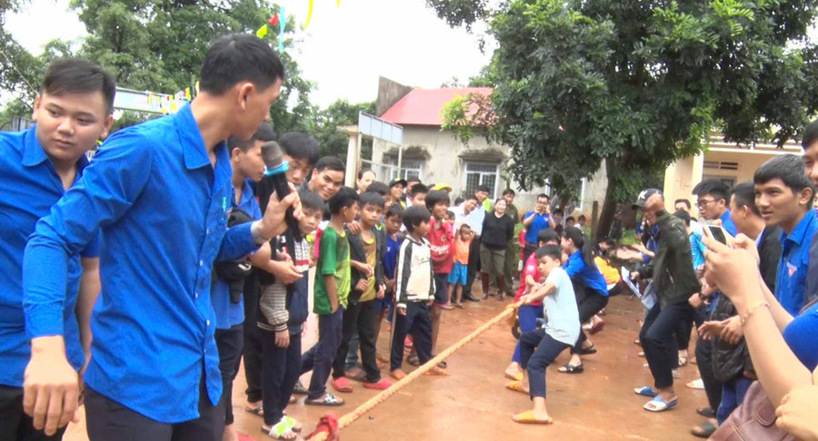  Các em thiếu nhi và nhi đồng cùng tham gia trò chơi kéo co. Ảnh: Lê Văn Châu