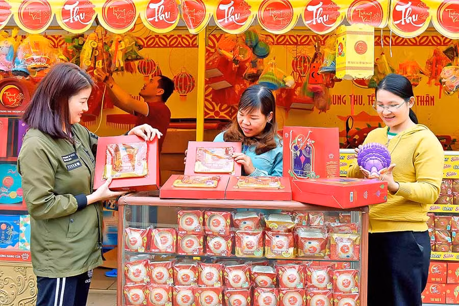  Quầy bánh Trung thu Kinh Đô trên đường Hai Bà Trưng (TP. Pleiku) được nhiều người tiêu dùng quan tâm. Ảnh: Đ.T