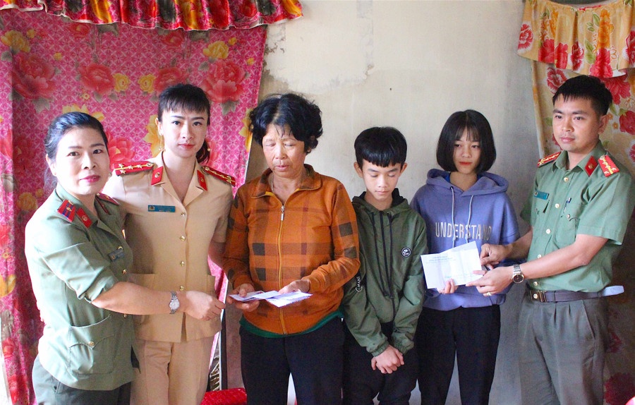 Gia đình đón nhận số tiền hỗ trợ từ Công an huyện Chư Pah. Ảnh: Mộc Trà