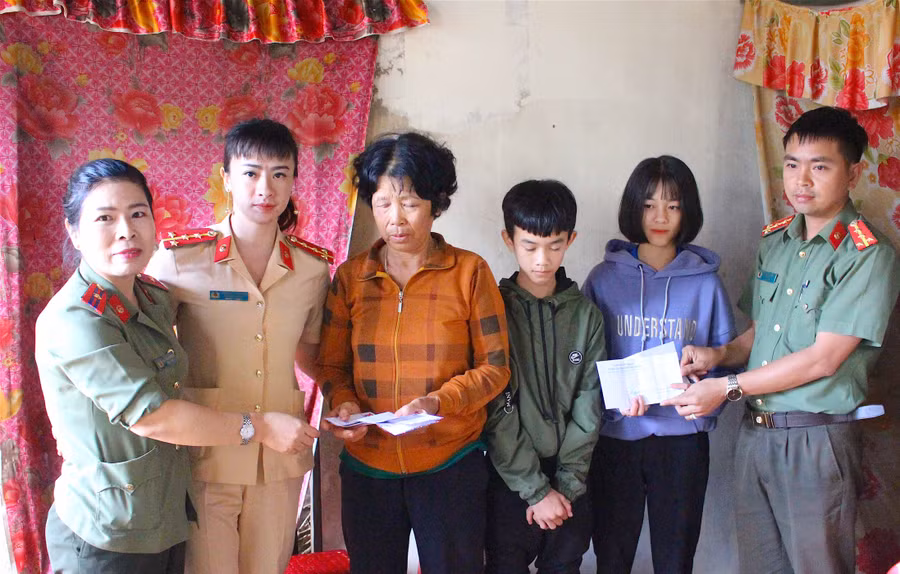 Gia đình đón nhận số tiền hỗ trợ từ Công an huyện Chư Pah. Ảnh: Mộc Trà