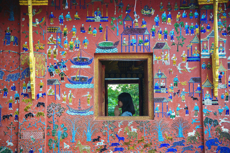  Những bức tường của Wat Xieng Thong lấp lánh bởi những mảng màu rực rỡ của gốm sứ khảm tinh tế, mang những ý nghĩa sâu sắc của đạo Phật