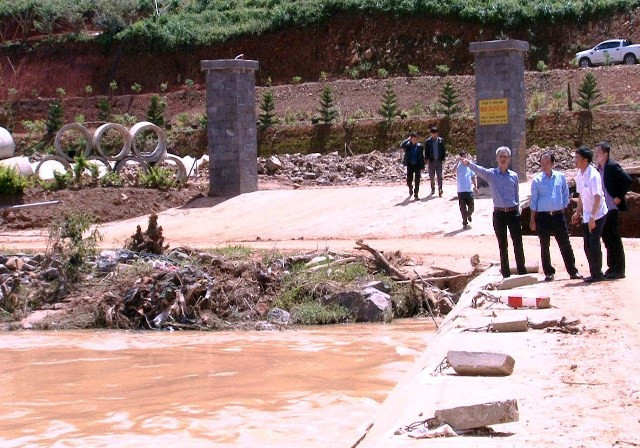 Đoàn công tác T.Ư kiểm tra thực tế khu vực bị thiệt hại nặng đợt lũ vừa qua tại huyện Lạc Dương.