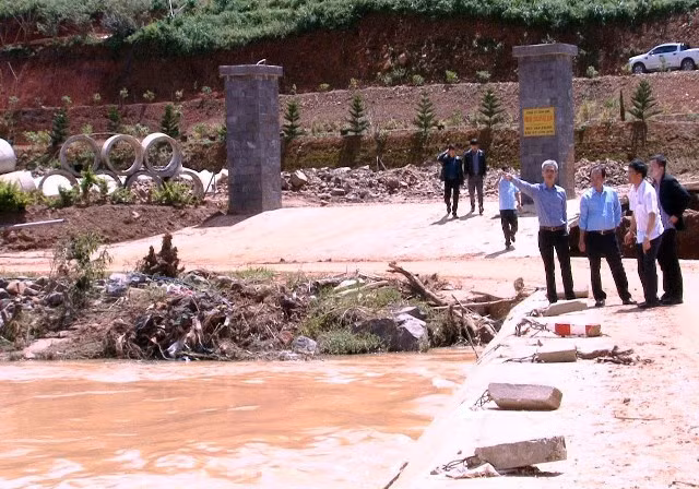 Đoàn công tác T.Ư kiểm tra thực tế khu vực bị thiệt hại nặng đợt lũ vừa qua tại huyện Lạc Dương.