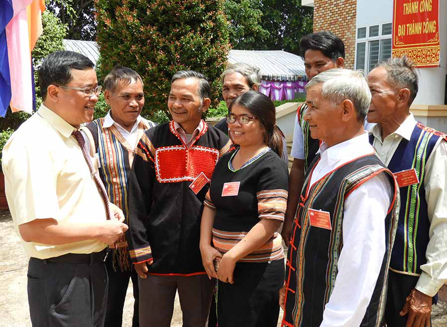  Trao đổi công tác tuyên truyền của Mặt trận ở vùng dân tộc thiểu số. Ảnh: T.N