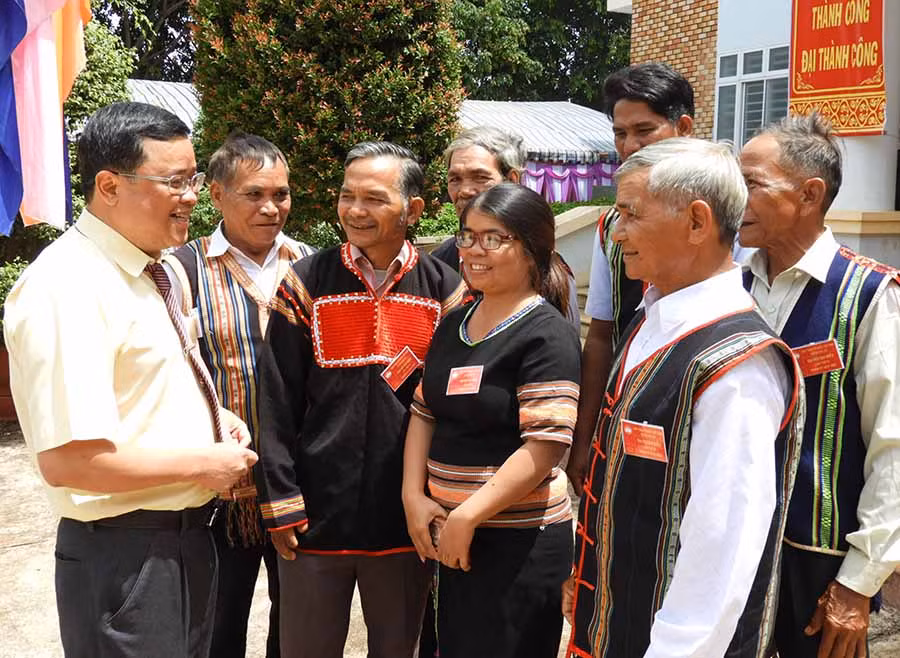  Trao đổi công tác tuyên truyền của Mặt trận ở vùng dân tộc thiểu số. Ảnh: T.N