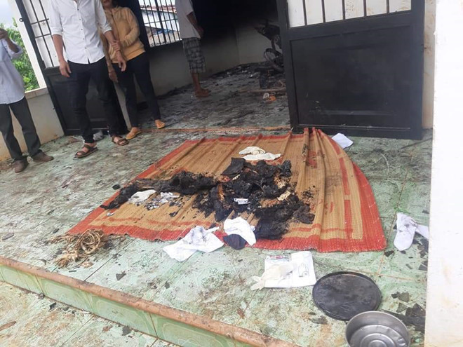 Thi thể nạn nhân được đưa ra khỏi hiện trường để phục vụ công tác điều tra. Nguồn: Facebook