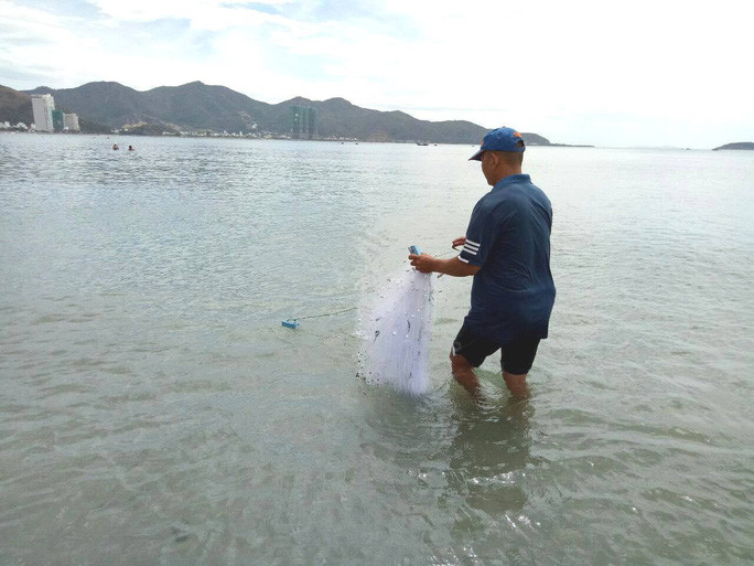 Ông Đặng Văn Tâm với nghề “mò kim đáy biển” tại biển Nha Trang Ông Đặng Văn Tâm với nghề “mò kim đáy biển” tại biển Nha Trang