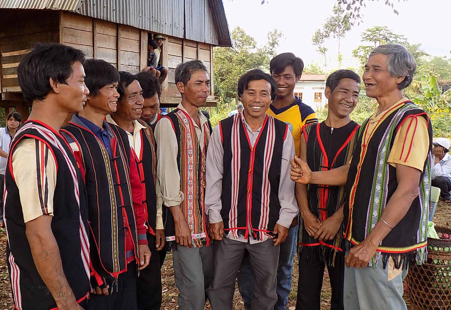 Trao đổi về xây dựng làng nông thôn mới ở vùng đồng bào DTTS. Ảnh: Thanh Nhật