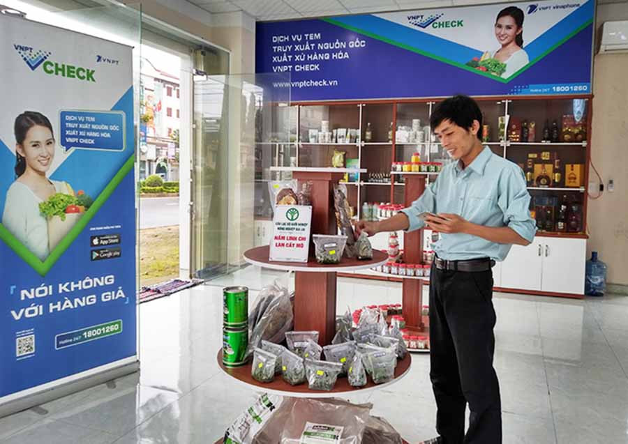  Người tiêu dùng sử dụng ứng dụng VNPT Check trên điện thoại để quét mã QR code truy xuất thông tin chi tiết về sản phẩm. Ảnh: S.C