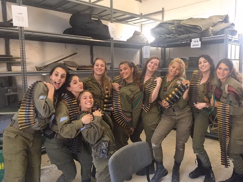 Khoảnh khắc tinh nghịch của các “cô nương” Israel cùng các dây đạn bên trong doanh trại.