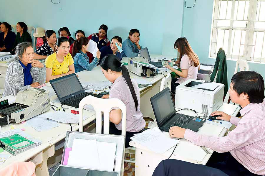 Phòng Giao dịch Ngân hàng CSXH huyện Kbang thực hiện giải ngân cho người dân xã Krong. Ảnh: Đ.T