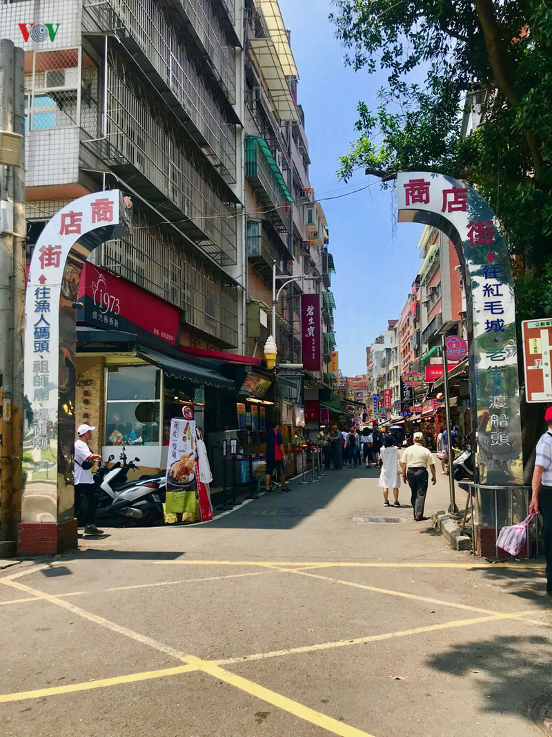 Đạm Thủy nằm ở phía Nam của Đài Bắc. Từ Ga tàu chính Đài Bắc, bạn đi tàu điện ngầm khoảng 40 phút, bến cuối cùng sẽ là cảng Đạm Thuỷ. Khu phố cổ Đạm Thuỷ nằm dọc ven sông, phía tay trái của bến tàu điện ngầm. Dọc khu phố là cửa hiệu phục vụ đồ ăn truyền thống và hàng loạt cửa hàng lưu niệm độc đáo. Đạm Thủy nằm ở phía Nam của Đài Bắc. Từ Ga tàu chính Đài Bắc, bạn đi tàu điện ngầm khoảng 40 phút, bến cuối cùng sẽ là cảng Đạm Thuỷ. Khu phố cổ Đạm Thuỷ nằm dọc ven sông, phía tay trái của bến tàu điện ngầm. Dọc khu phố là cửa hiệu phục vụ đồ ăn truyền thống và hàng loạt cửa hàng lưu niệm độc đáo.